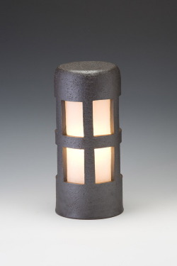 信楽焼ガーデンライト・森のあかり（ブラック）直径12.5cm×高さ29cm