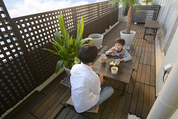 ベランダガーデンでおやつを食べる子供