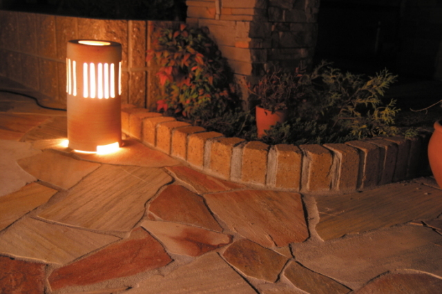 信楽焼ガーデンライト・虹のあかり・コーラル色・直径17.5cm×高さ35cm