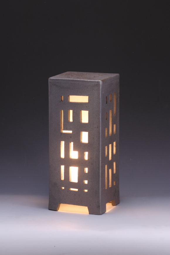 信楽焼ガーデンライト・開化のあかり（ブラック）12cm×12cm×高さ29.5cm