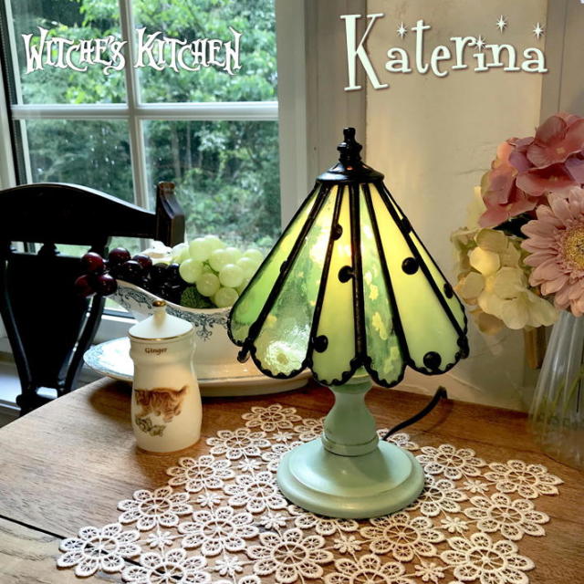 緑のなかに華咲くテーブルランプ 緑のなかに華咲くテーブルランプ