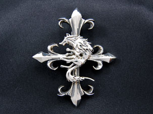 隼杜白狼牙ペンダント