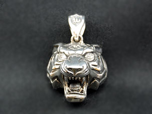 “タイガーマン”ペンダントＷ／キュービック