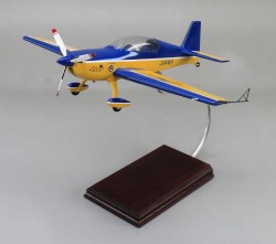 EXTRA-300 小型単発プロペラアクロバット機 精密模型完成品 ウッドマンクラブ