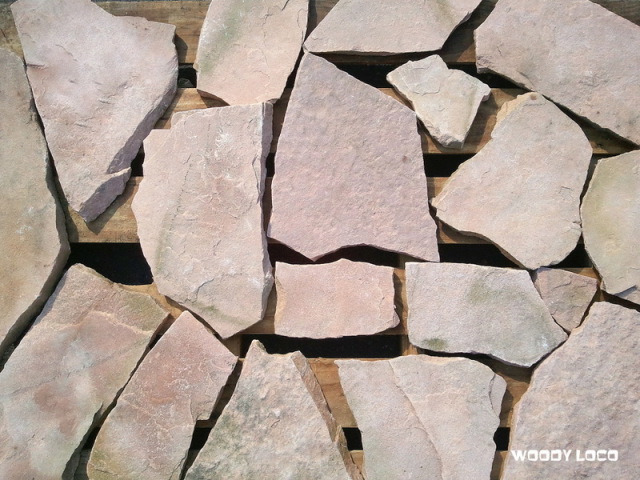 ピンク系砂岩敷石