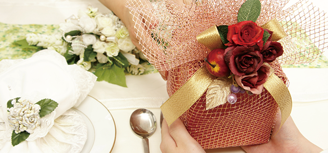 美しくラッピングした贈り物を手渡している画像