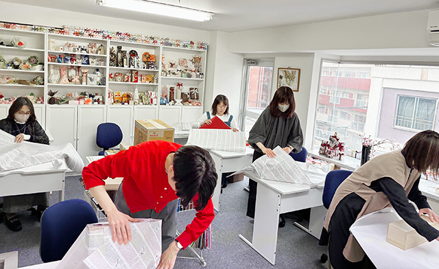 大箱ラッピング教室の講習の様子