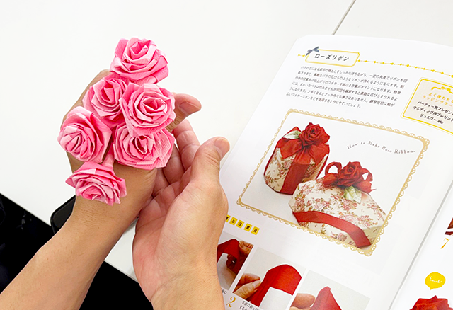 ギフトラッピング応用クラスで習うローズリボン