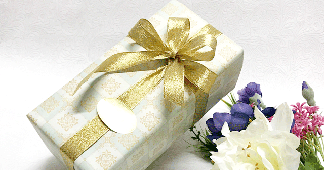 シックな包装紙を使ったラッピング例