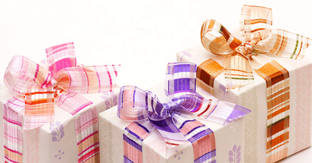 オーガンジーリボンを結んだプレゼント