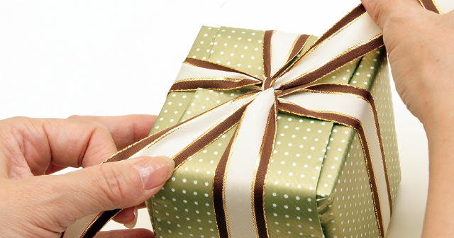 ギフトへのラッピングをしているシーン