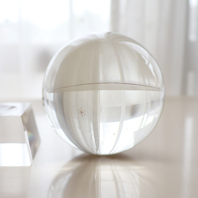 風水で人気！ 幸運アイテム クリスタルボール 台座付き｜おしゃれ