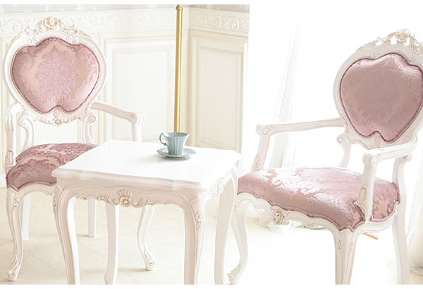 輸入家具の2人掛けのテーブル3点セット。アンティークな塗装を施したアイボリーホワイトの姫系インテリア-10