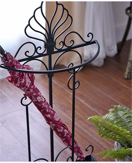 クラシックで優雅な傘立て。壁に添うデザインでスッキリと華やかな玄関を演出。-2