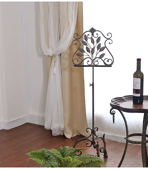 おしゃれな譜面台としても使えるアイアン製のイーゼルスタンド。アンティーク調のデザインでクラシックな空間を実現。-1