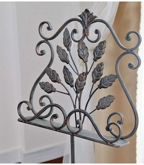 おしゃれな譜面台としても使えるアイアン製のイーゼルスタンド。アンティーク調のデザインでクラシックな空間を実現。-5