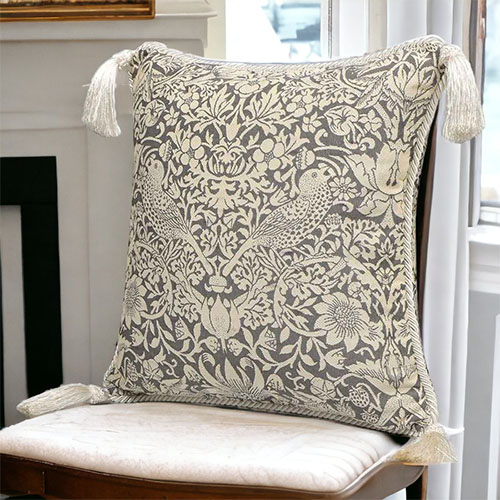 ジェニファーテイラー,Jennifer,Taylor,クッション,いちご泥棒（グレー）,おしゃれ,45×45cm｜Y-KAGU(輸入家具屋さん.com)-3