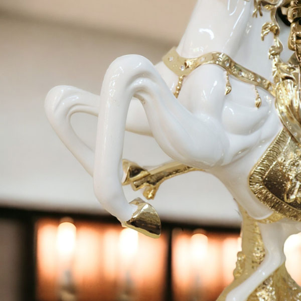 跳ね馬 置物 馬の置物 開運 風水 立ち馬 白馬 オーナメント インテリア 高級 キラキラ うま 玄関 縁起物 ホワイト 陶器-6