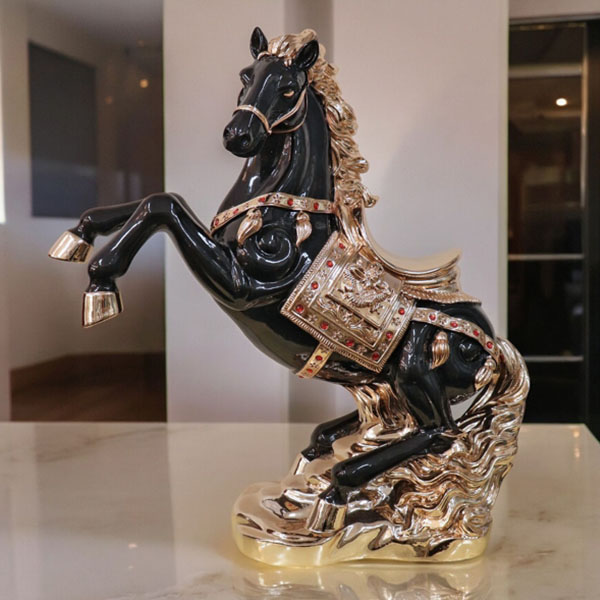 跳ね馬 置物 馬の置物 開運 風水 立ち馬 黒馬 オーナメント インテリア 高級 キラキラ うま 玄関 縁起物 ブラック 陶器-1