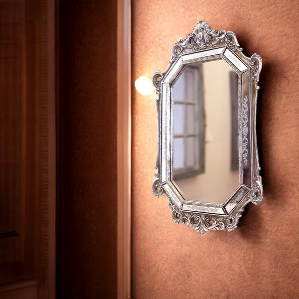 ロココ調デザインのアンティーク調ウォールミラー。ミラー加工フレームが高級感を引き立て、クラシックにもモダンにも調和。-3