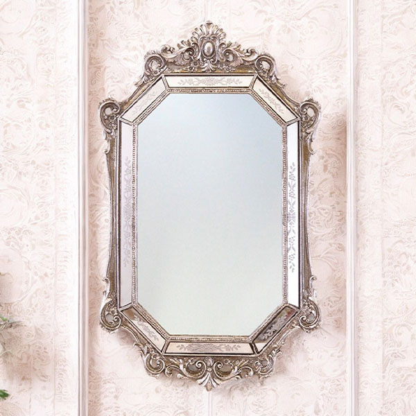 ロココ調デザインのアンティーク調ウォールミラー。ミラー加工フレームが高級感を引き立て、クラシックにもモダンにも調和。-4
