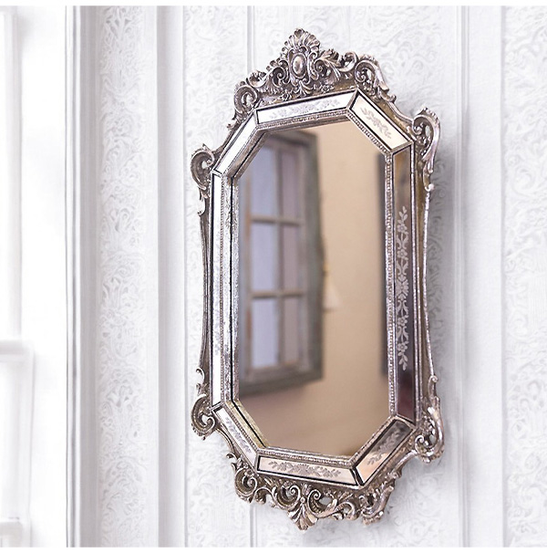 ロココ調デザインのアンティーク調ウォールミラー。ミラー加工フレームが高級感を引き立て、クラシックにもモダンにも調和。-5