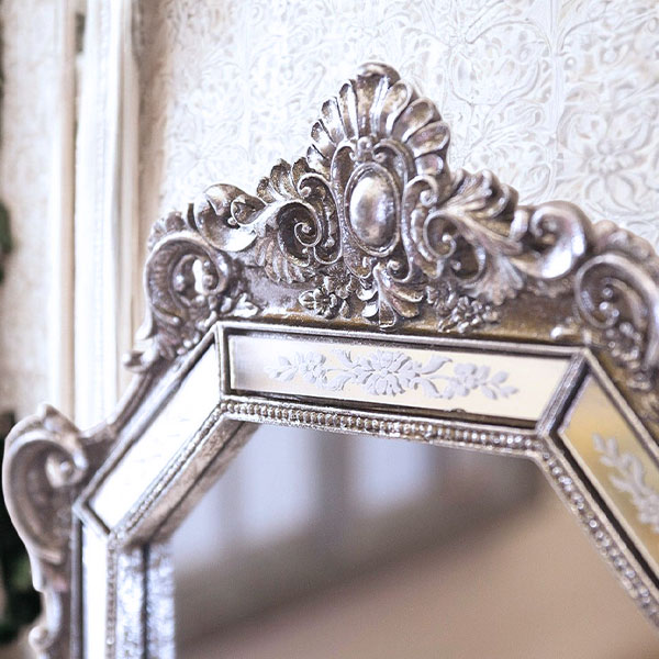 ロココ調デザインのアンティーク調ウォールミラー。ミラー加工フレームが高級感を引き立て、クラシックにもモダンにも調和。-6