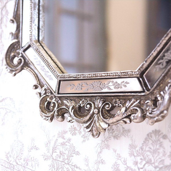 ロココ調デザインのアンティーク調ウォールミラー。ミラー加工フレームが高級感を引き立て、クラシックにもモダンにも調和。-7