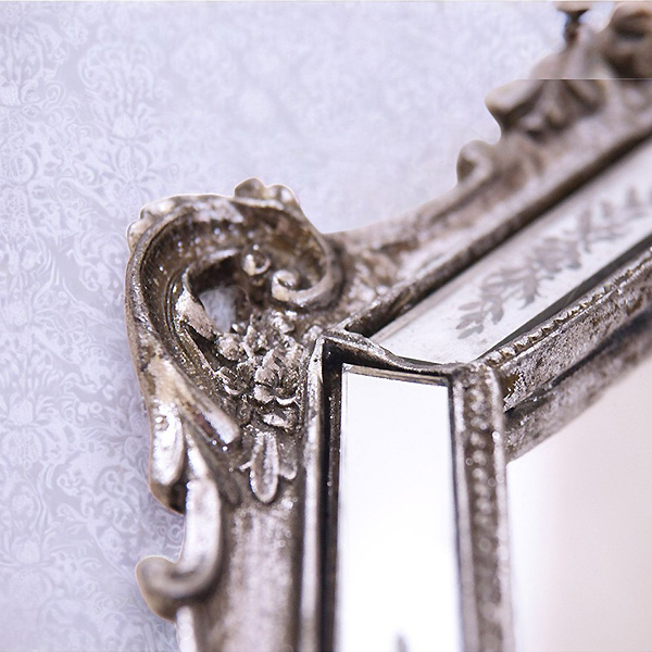 ロココ調デザインのアンティーク調ウォールミラー。ミラー加工フレームが高級感を引き立て、クラシックにもモダンにも調和。-8