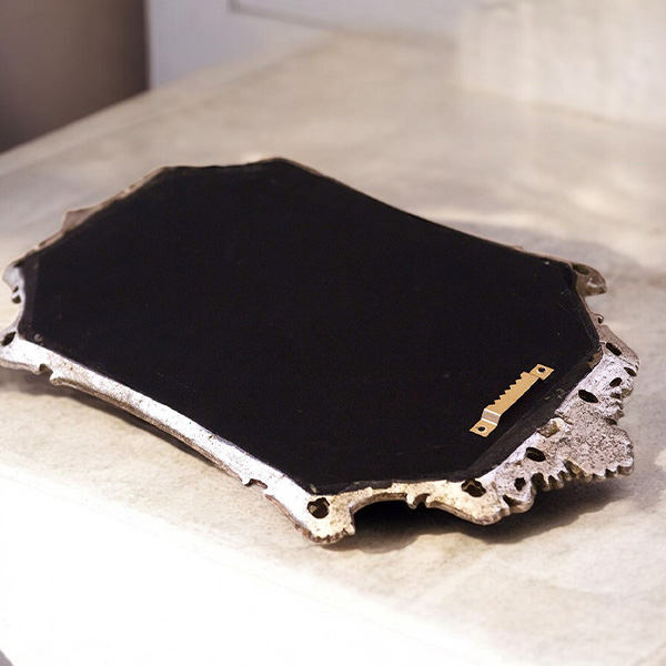 ロココ調デザインのアンティーク調ウォールミラー。ミラー加工フレームが高級感を引き立て、クラシックにもモダンにも調和。-9