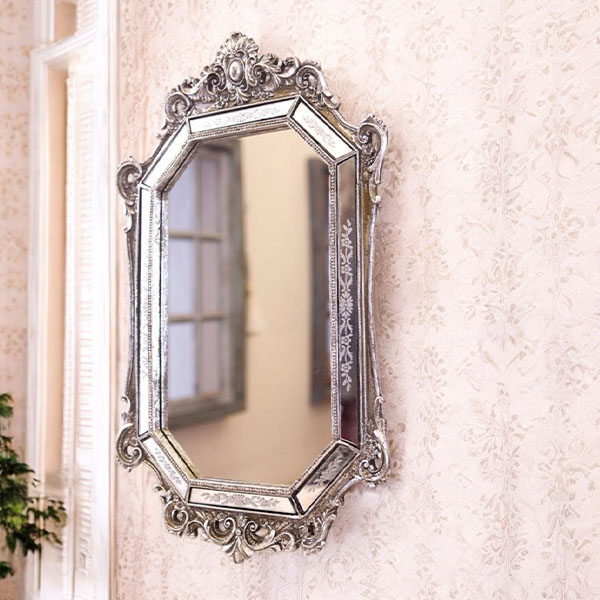 ロココ調デザインのアンティーク調ウォールミラー。ミラー加工フレームが高級感を引き立て、クラシックにもモダンにも調和。-10