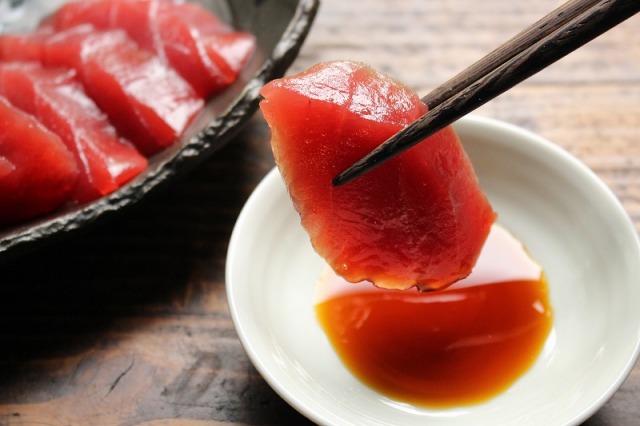 お刺身にお醤油を