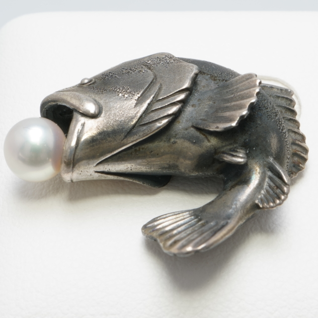 ブラックバス ピンブローチ【湖水真珠・いぶし銀】