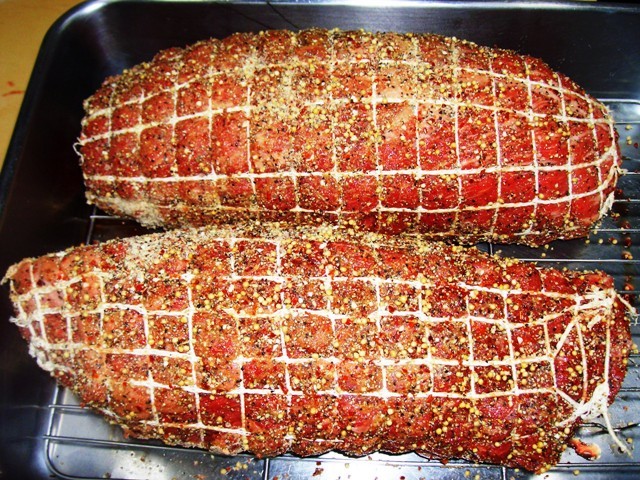 自家製国産牛ローストビーフ　（ネット入り）