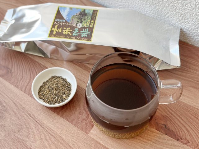 コップに注いださんごヤマブシタケ入り玄米珈琲