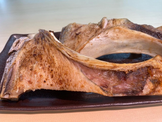 焼いてあるマグロのカマ