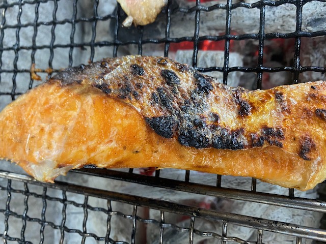 焼いてある銀鮭のひもの