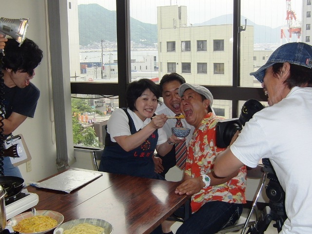 雲丹醤油の卵かけごはんを「あ～ん」と食べる高田課長