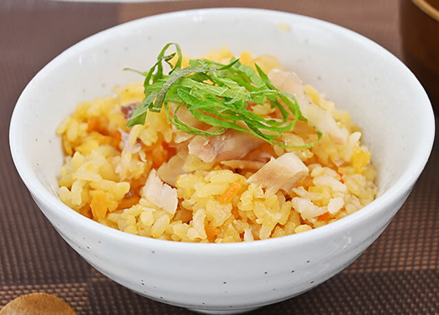 ★新発売★うにふく炊き込みご飯の素(2合用)ふくが3尾も入ったうにの炊き込みご飯です。 うにふく炊き込みご飯の素茶碗盛り付け