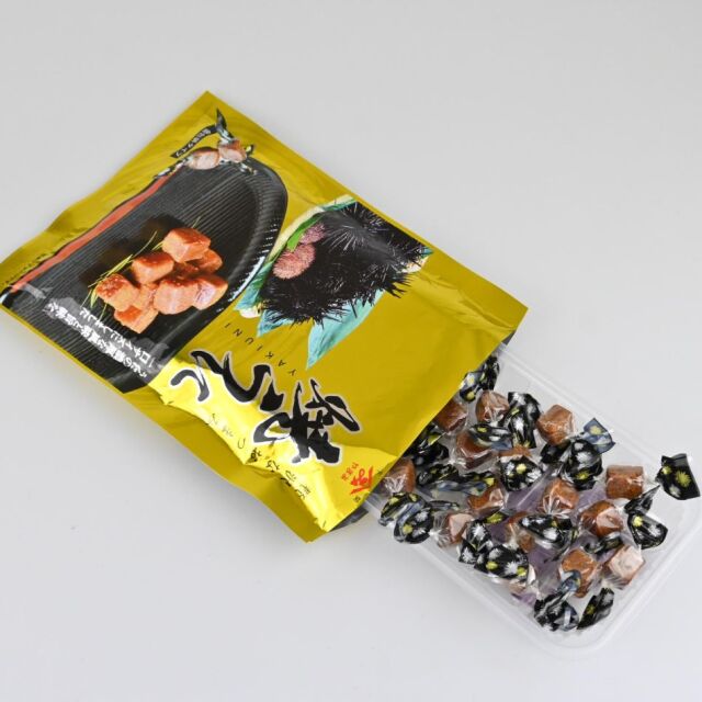 TV東京「男子ごはん」で紹介された焼うにがリニューアル★やまみ 焼うに20g★旨味と磯の香りひろがる上品な味わいの大人のおつまみ やまみ焼うにキューブ20g_斜め開封中身だし_950_950.jpg