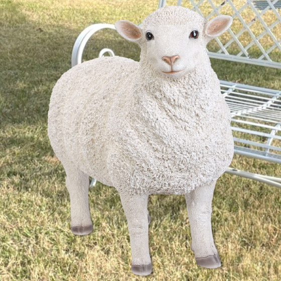 見つめる羊（大） animal