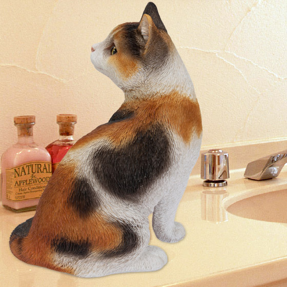 振り返る三毛猫 neko