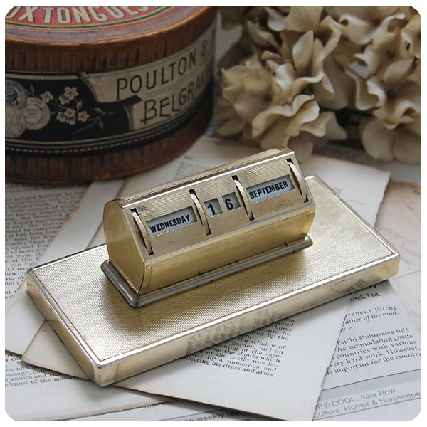 イギリス アンティーク雑貨 メカニカルカレンダー 卓上カレンダー 店舗什器 「ゴールド」K-036