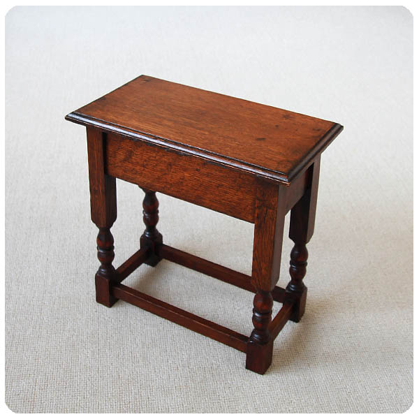 イギリス アンティーク家具 ミニテーブル 飾り台 サイドテーブル 無垢材 店舗什器 「オーク」K-068