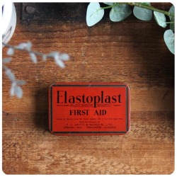 イギリス アンティーク Elastoplast ファーストエイド缶/ティン/ブリキ/小さな収納缶【シャビーで可愛いバンドエイド缶】M-857