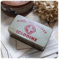 イギリス アンティーク ファーストエイド缶 FIRST AID 救急箱 インテリア雑貨「IGLODINE」P-248