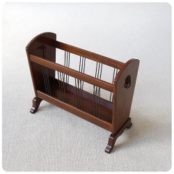 【訳あり】イギリス アンティーク調 マガジンラック マホガニー 収納家具「ライオンのリングハンドル」P-460