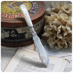 イギリス アンティーク バターナイフ マザーオブパール（白蝶貝）カトラリー「シルバープレート/銀メッキ」Q-081