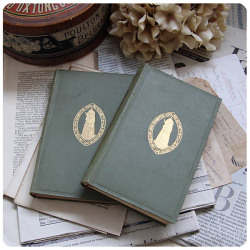 イギリス アンティークブック2冊 古本 洋書 ディスプレイ インテリア 雑貨 店舗什器「The conquest of Mexico」Q-091