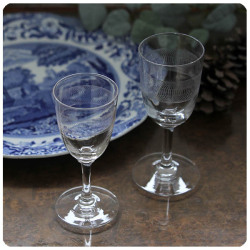 イギリス アンティーク シェリーグラス2個セット エッチング模様 ガラス ディスプレイ 店舗什器「リキュールグラス」Q-095